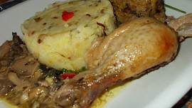 Kuře pečené na hříbkách s  hříbkovo - bylinkovou nádivkou