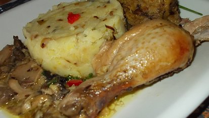 Kuře pečené na hříbkách s  hříbkovo - bylinkovou nádivkou