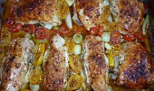 Pečené kuřecí díly s rajčaty a cibulkou
