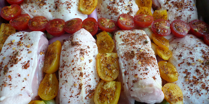 Pečené kuřecí díly s rajčaty a cibulkou