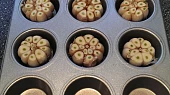 Pečený česnek, Ve forme na muffiny (predpecenim zakryt alobalem)