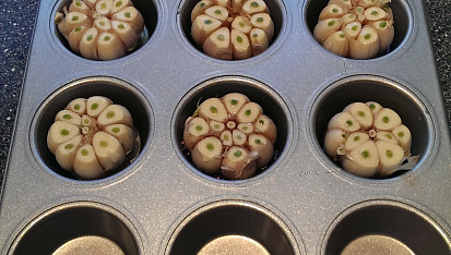 Pečený česnek, Ve forme na muffiny (predpecenim zakryt alobalem)
