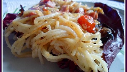 Pekáček s brynzou, lilkem, uzeným masem a špagetami