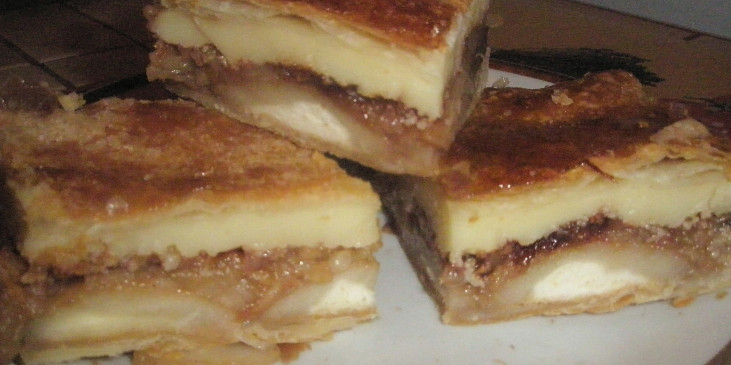 Pudinkovo-jablečný koláč s piškoty z listového těsta