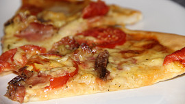 Rychlá pizza "domácí" sýrová a chorizo