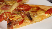 Rychlá pizza "domácí" sýrová a chorizo
