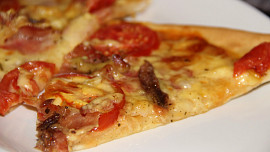 Rychlá pizza "domácí" sýrová a chorizo