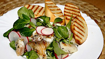 Salát s grilovanou tilapií a ředkvičkami