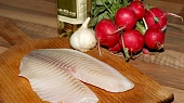 Salát s grilovanou tilapií a ředkvičkami
