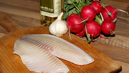 Salát s grilovanou tilapií a ředkvičkami
