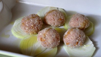 Salát s opečenou cibulí a krůtími knedlíčky