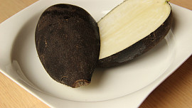 Detoxikační salát z černé ředkve a řepy