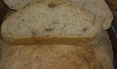 Škvarkovo-bramborový  chleba, na řezu