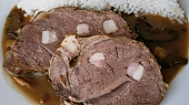 Špikovaná a na hříbkách dušená hovězí kližka
