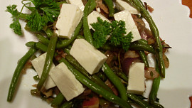 Teplý fazolkový salát s balkánským sýrem