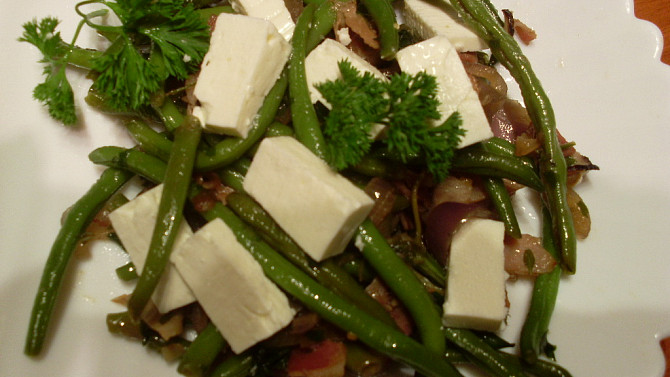 Teplý fazolkový salát s balkánským sýrem