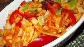 Těstovinový hrnec s fazolemi, pórkem a rajčaty