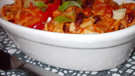 Těstovinový hrnec s fazolemi, pórkem a rajčaty