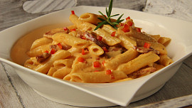 Těstoviny s pikantní klobásou a jemnou omáčkou