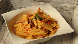 Těstoviny s pikantní klobásou a jemnou omáčkou