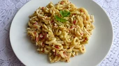 Těstoviny se surimi a vejci