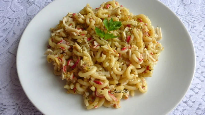 Těstoviny se surimi a vejci