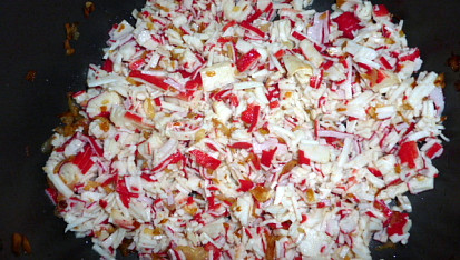 Těstoviny se surimi a vejci