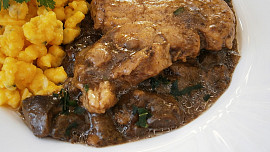 Vepřová kotleta s přírodní hříbkovou šťávou