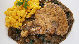 Vepřová kotleta s přírodní hříbkovou šťávou