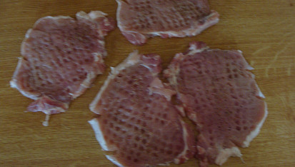 Vepřové kotlety zabalené ve slanince, obalené v sýrovém těstíčku