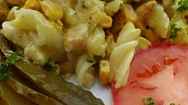 Zapečené těstoviny s kuřecím masem a sýrem gouda