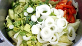 Zeleninový salát s kysanou smetanou