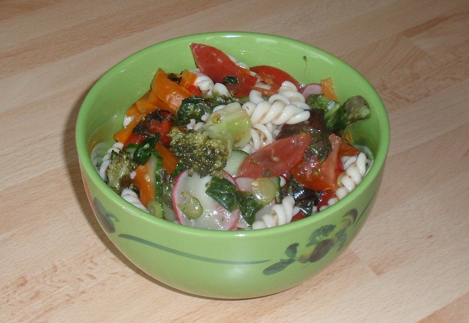 Zeleninový salát s těstovinou