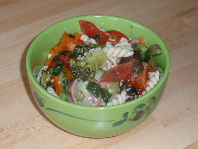 Zeleninový salát s těstovinou