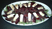 Carpaccio z červené řepy se sýrem a rukolou