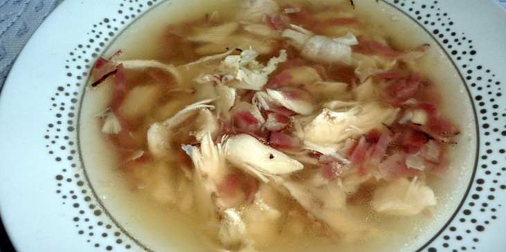 Česneková kuřecí polévka s anglickou slaninou
