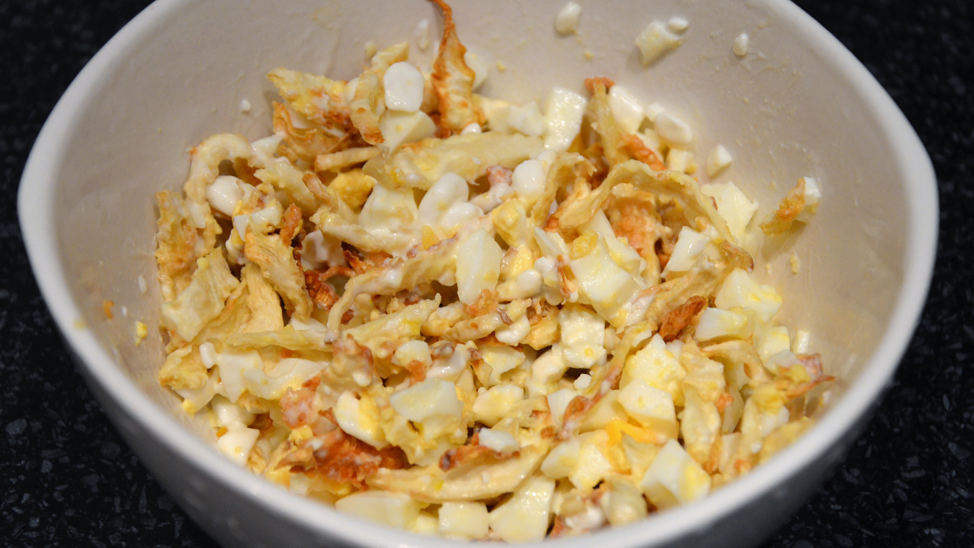 Česnekové celerové hranolky s vejcem a sýrem cottage