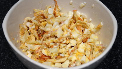 Česnekové celerové hranolky s vejcem a sýrem cottage