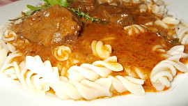 Česnekovo - bylinková  hovězí líčka