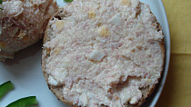 Česnekovo-sýrovo-salámová pomazánka