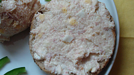 Česnekovo-sýrovo-salámová pomazánka