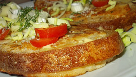 Chléb, obalený sýrovou  nádivkou