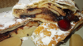 Netradiční   závin s čokoládou, marcipánem a ovocem