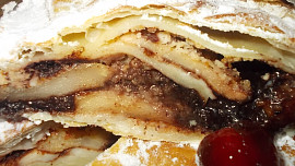 Netradiční   závin s čokoládou, marcipánem a ovocem