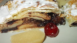 Netradiční   závin s čokoládou, marcipánem a ovocem