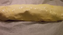 Netradiční   závin s čokoládou, marcipánem a ovocem