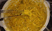 Cibule v těstíčku pakora/bhaji - Indická kuchyně (kleštěmi nabírám trochu cibule obaené v těstíčku)