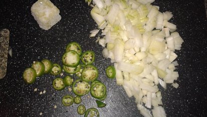 Čočka s čerstvými feferonkami, mátou a koriandrem, cibule, česnekovo-zázvorová kostka, 2 feferonky
