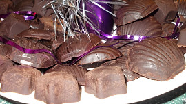 Čokoláda podle   manžela  "vařilmyšák" plněná sojovým sukem s rumem