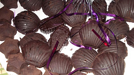 Čokoláda podle   manžela  "vařilmyšák" plněná sojovým sukem s rumem